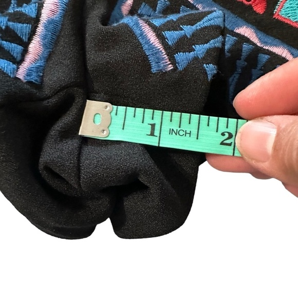 Luxxel Embroidered shorts women's size small - Picture 3 of 5